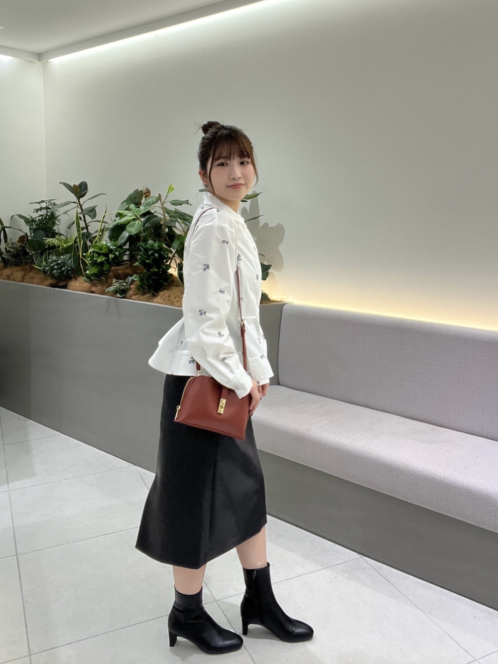 ホワイト系のシャツ/ブラウス、ブラック系のスカート、レッド系のショルダーバッグを着用したレディースの秋コーディネートの8枚目の写真