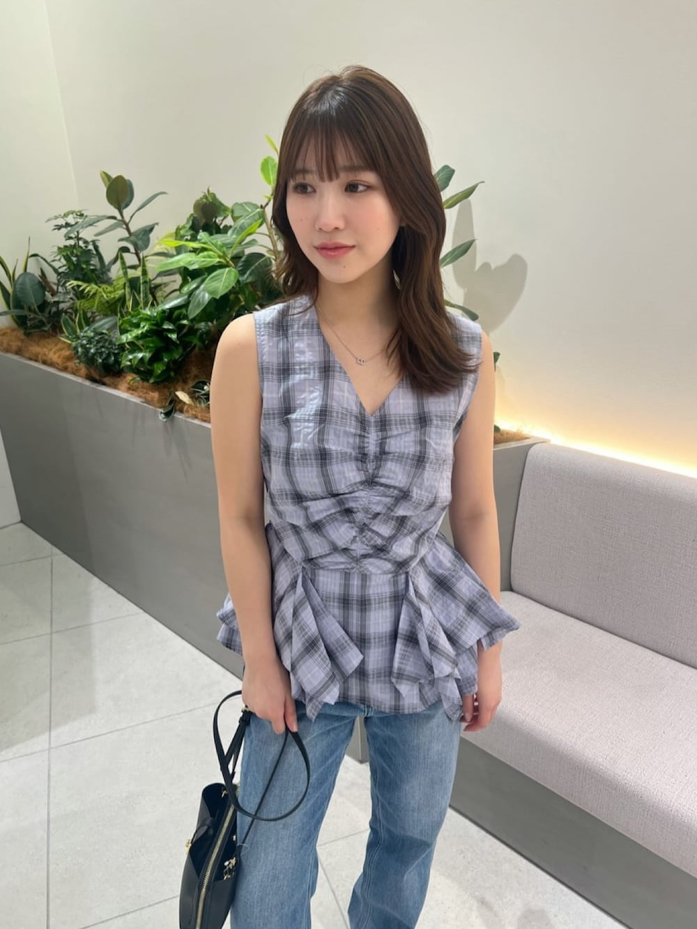 パープル系のシャツ/ブラウス、ブルー系のデニムパンツ、ブラック系のサンダルを着用したレディースの夏コーディネートの6枚目の写真