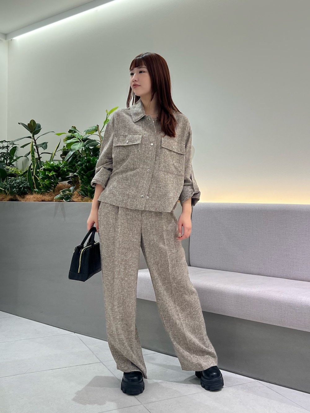 ブラウン系のシャツ/ブラウス、ブラウン系のその他パンツ、ブラック系のトートバッグを着用したレディースの秋コーディネートの3枚目の写真