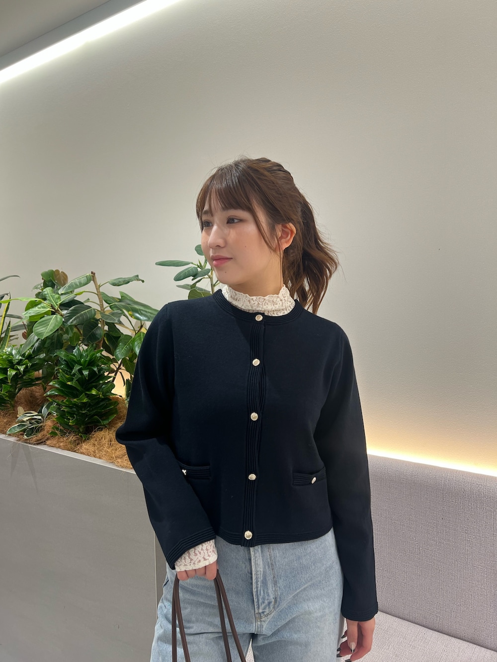 ブルー系のデニムパンツ、ブルー系のカーディガン/ボレロ、ホワイト系のTシャツ/カットソーを着用したレディースの夏コーディネートの6枚目の写真