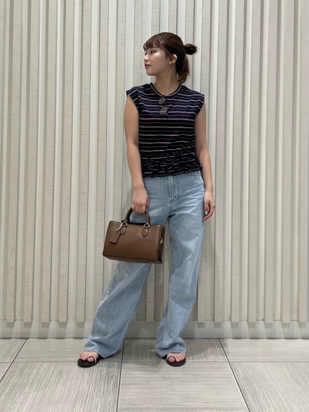 ブルー系のTシャツ/カットソー、ブラウン系のサンダル、ブラウン系のショルダーバッグを着用したレディースの夏コーディネートの2枚目の写真
