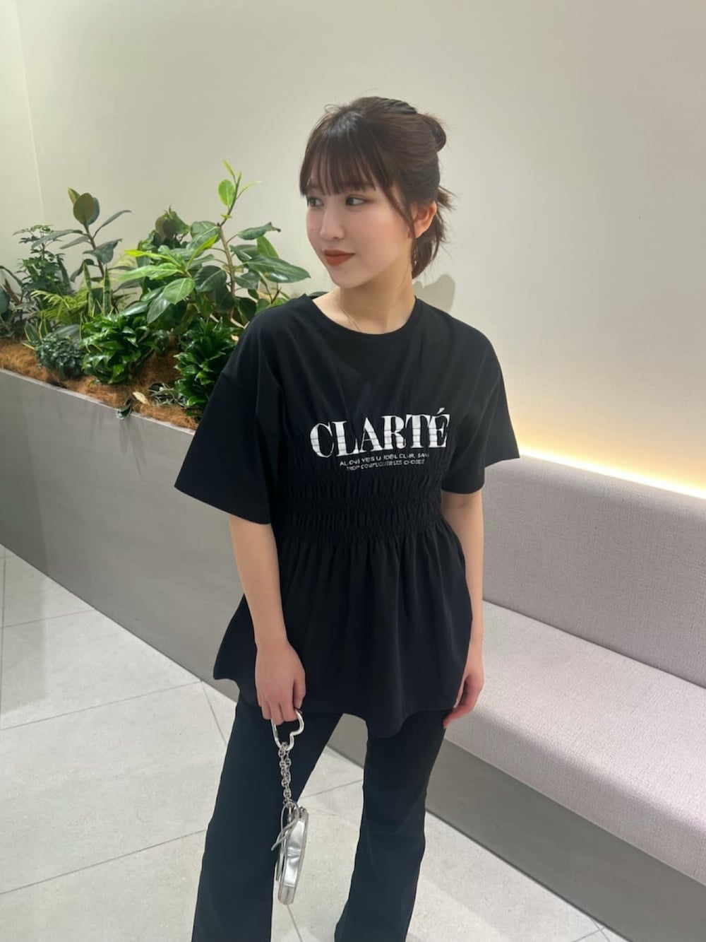 ブラック系のTシャツ/カットソー、ブラック系のデニムパンツ、ブラック系のサンダルを着用したレディースの夏コーディネートの5枚目の写真