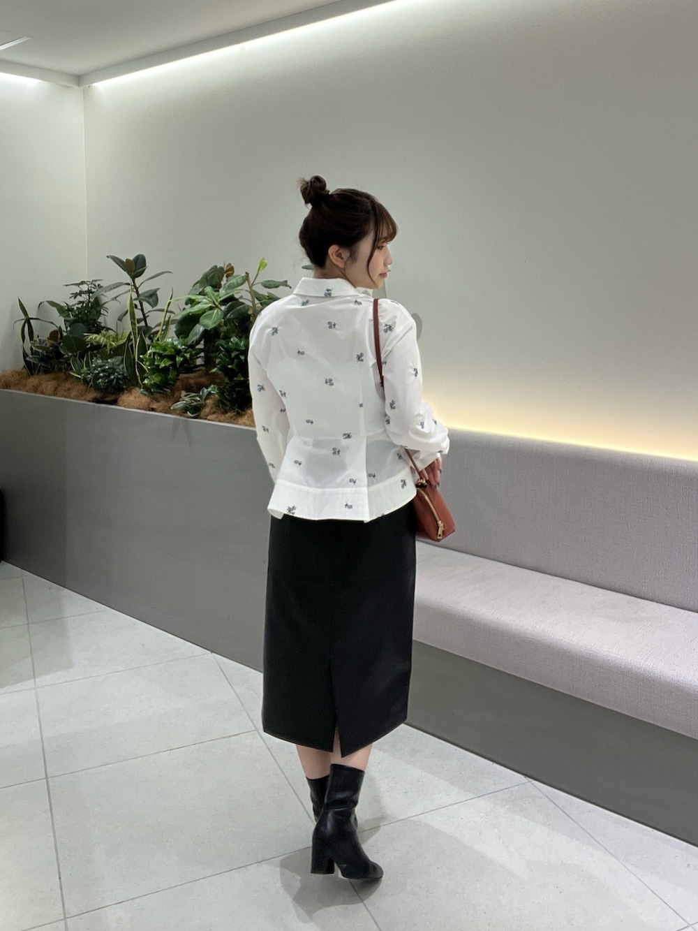 ホワイト系のシャツ/ブラウス、ブラック系のスカート、レッド系のショルダーバッグを着用したレディースの秋コーディネートの9枚目の写真