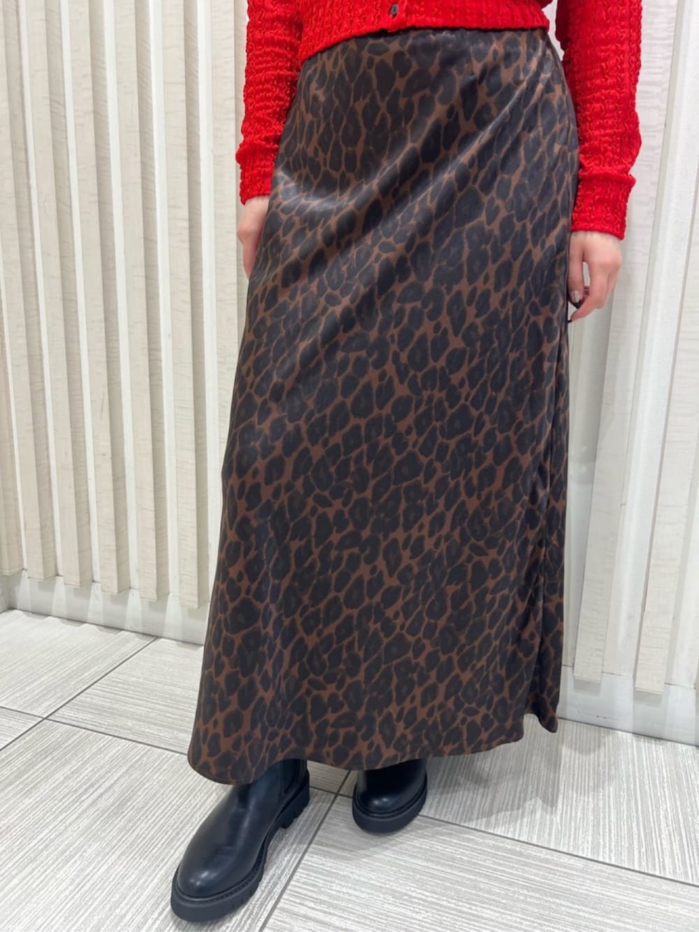 レッド系のカーディガン/ボレロ、ブラウン系のスカート、ブラック系のショルダーバッグを着用したレディースの夏コーディネートの6枚目の写真