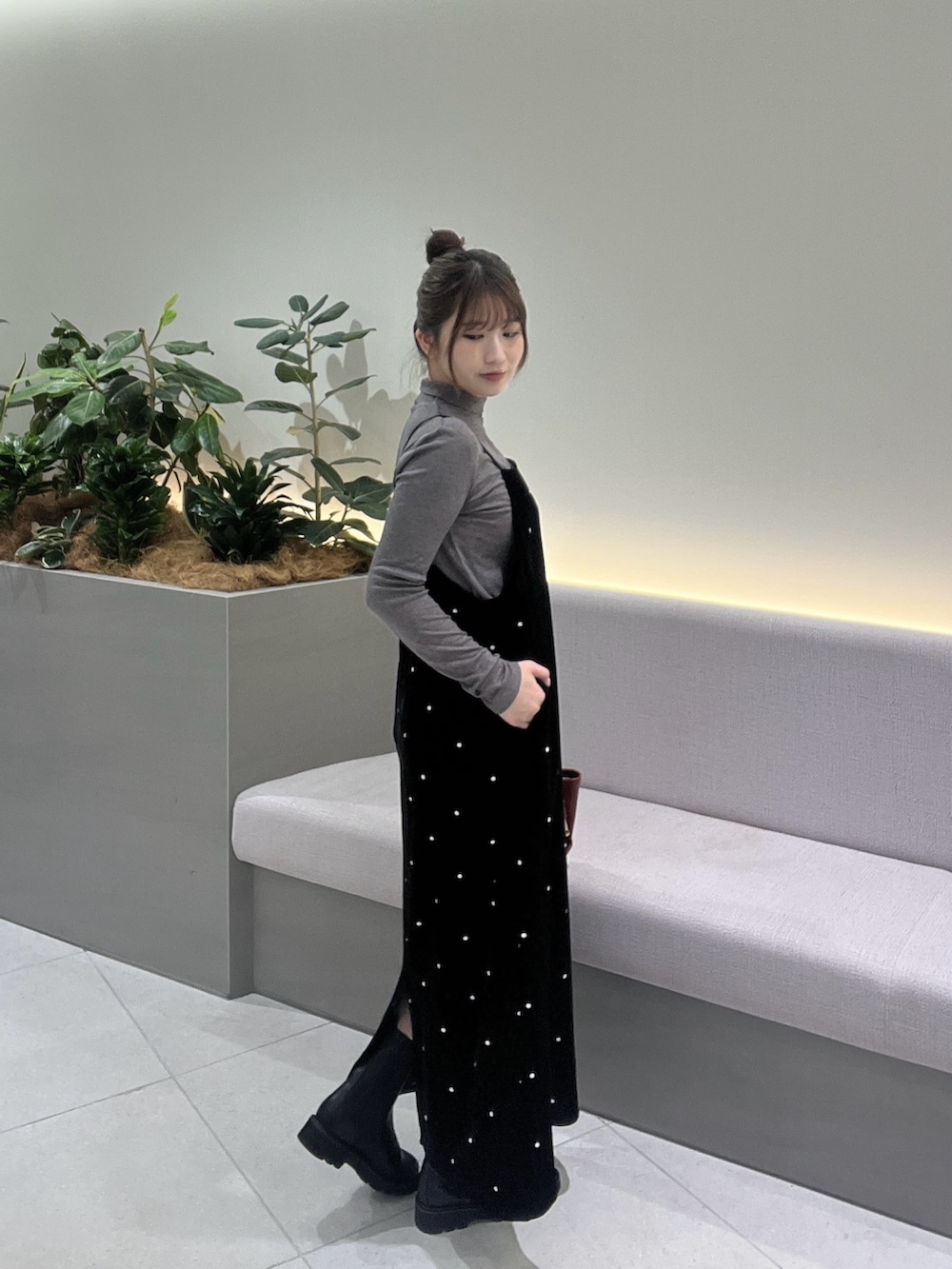 ブラック系のワンピース、レッド系のショルダーバッグ、グレー系のTシャツ/カットソーを着用したレディースの秋コーディネートの4枚目の写真