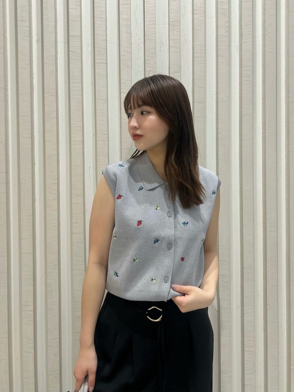 グレー系のポロシャツ、ブラック系のその他パンツ、グレー系のトートバッグを着用したレディースの夏コーディネートの5枚目の写真