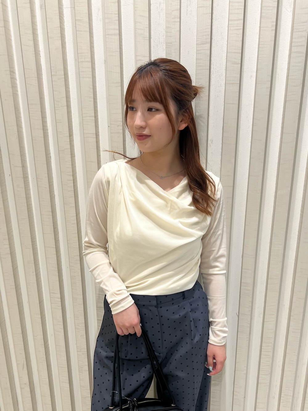 ホワイト系のTシャツ/カットソー、グレー系のその他パンツ、ブラック系のボストンバッグを着用したレディースの夏コーディネートの9枚目の写真