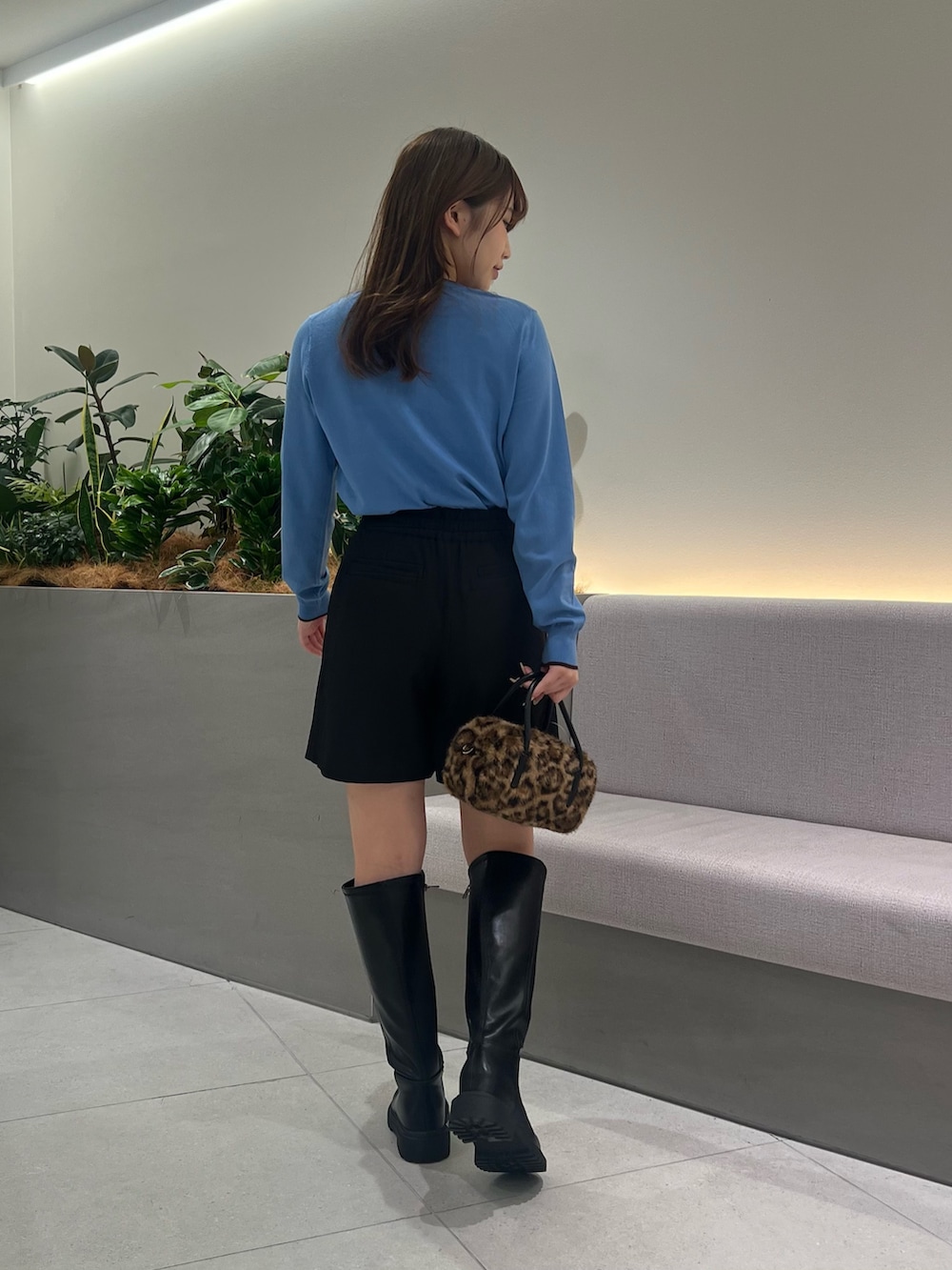 ブルー系のカーディガン/ボレロ、ブラック系のその他パンツ、ブラウン系のボストンバッグを着用したレディースの秋コーディネートの5枚目の写真