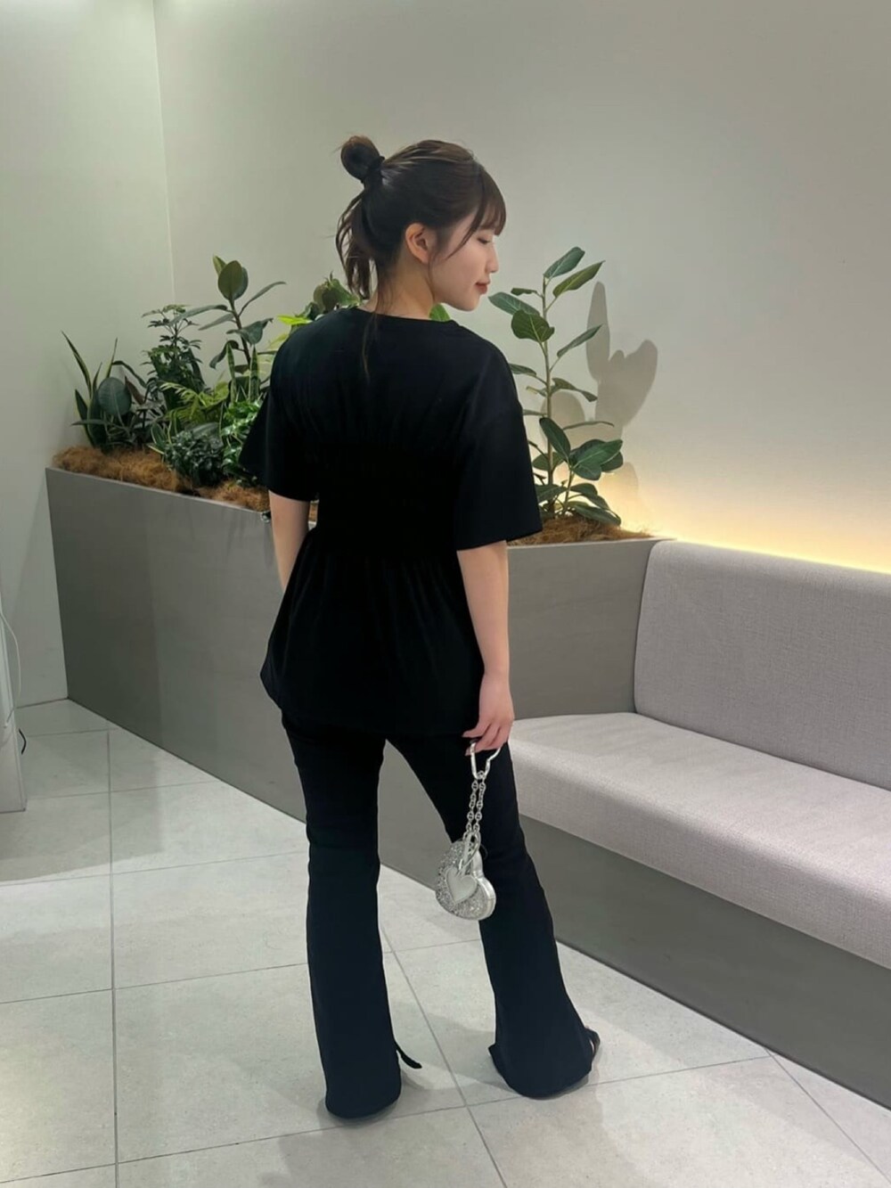 ブラック系のTシャツ/カットソー、ブラック系のデニムパンツ、ブラック系のサンダルを着用したレディースの夏コーディネートの4枚目の写真