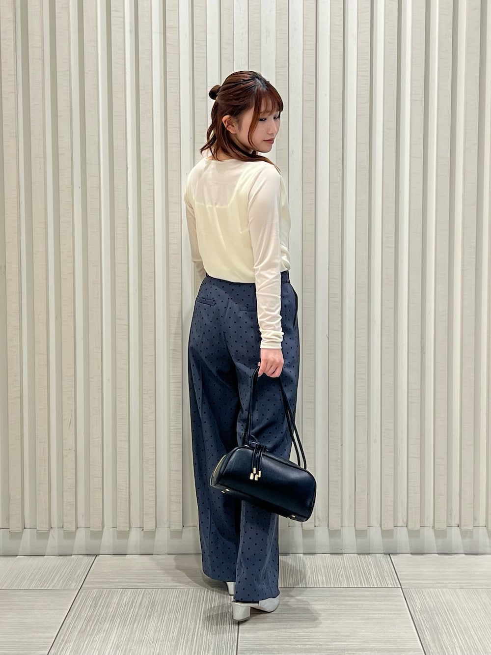 ホワイト系のTシャツ/カットソー、グレー系のその他パンツ、ブラック系のボストンバッグを着用したレディースの夏コーディネートの5枚目の写真