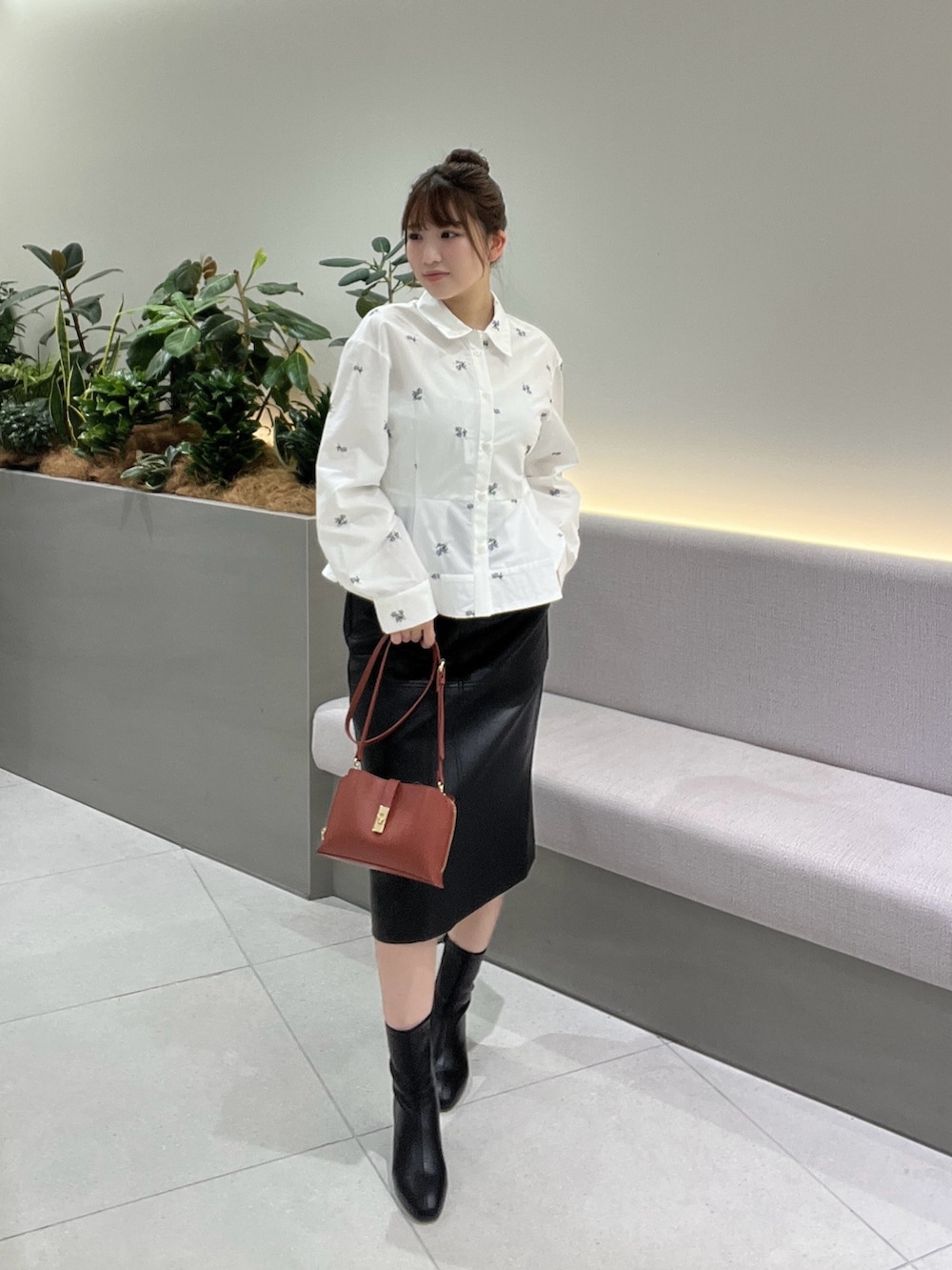 ホワイト系のシャツ/ブラウス、ブラック系のスカート、レッド系のショルダーバッグを着用したレディースの秋コーディネートの3枚目の写真