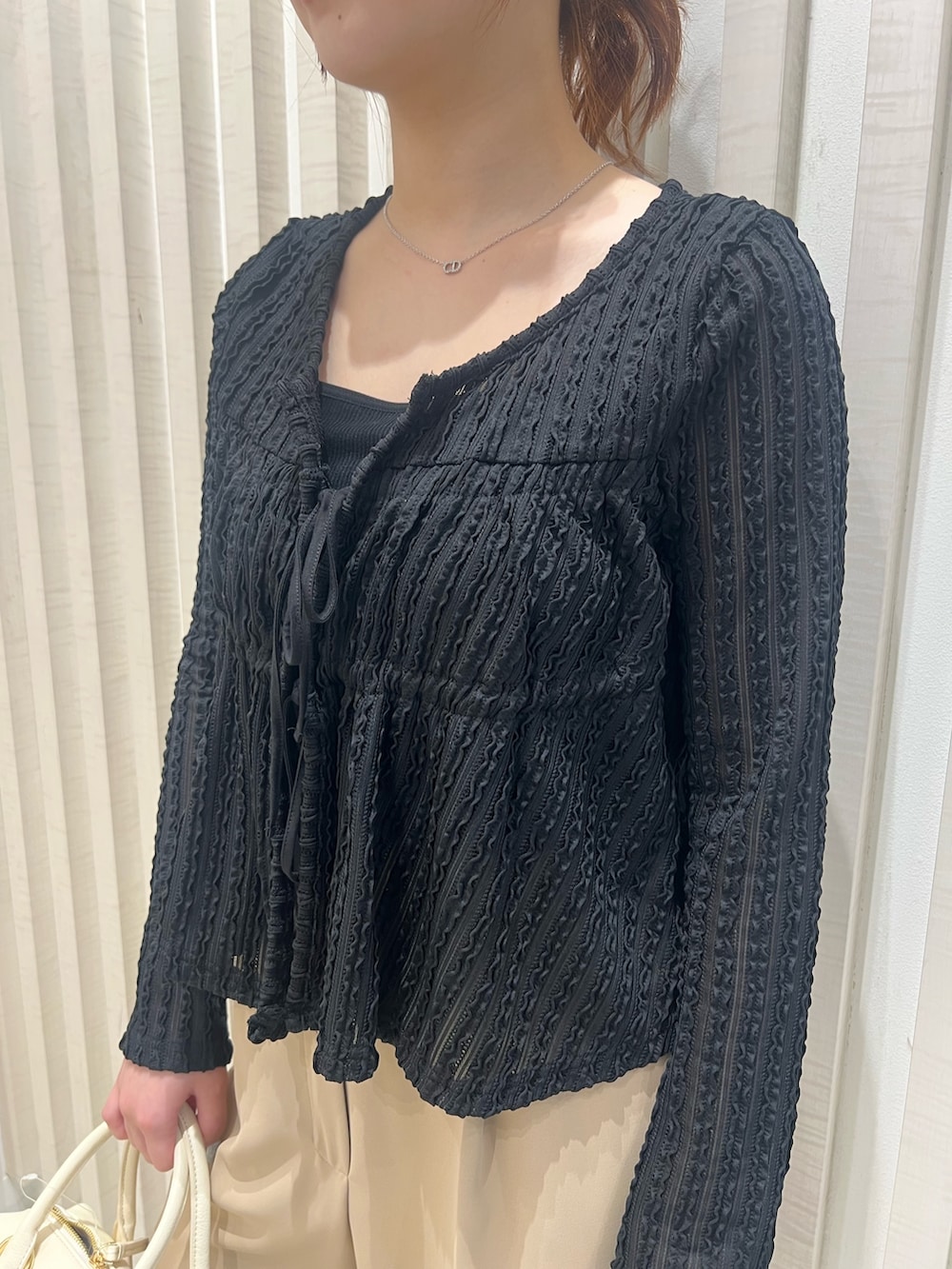 ブラック系のタンクトップ、ブラック系のカーディガン/ボレロ、ブラウン系のボストンバッグを着用したレディースの夏コーディネートの7枚目の写真