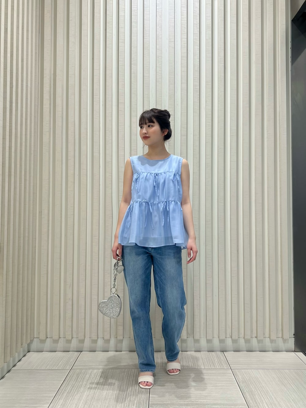 ブルー系のシャツ/ブラウス、ブルー系のデニムパンツ、ホワイト系のサンダルを着用したレディースの夏コーディネートの2枚目の写真