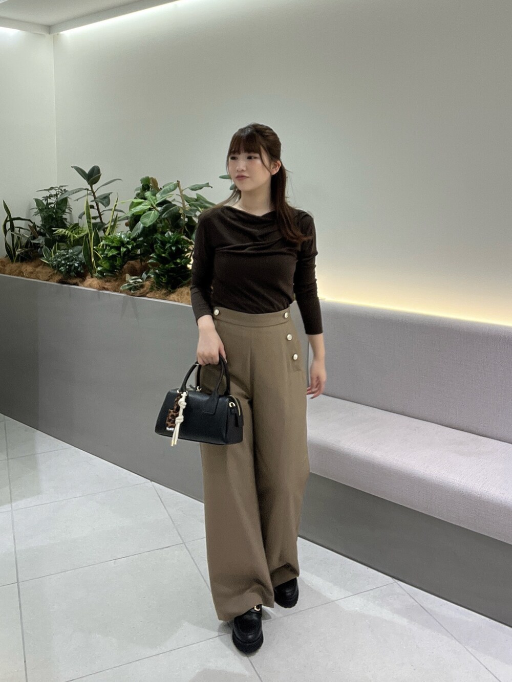 ブラウン系のTシャツ/カットソー、イエロー系のその他パンツ、ブラック系のローファーを着用したレディースの秋コーディネートの2枚目の写真