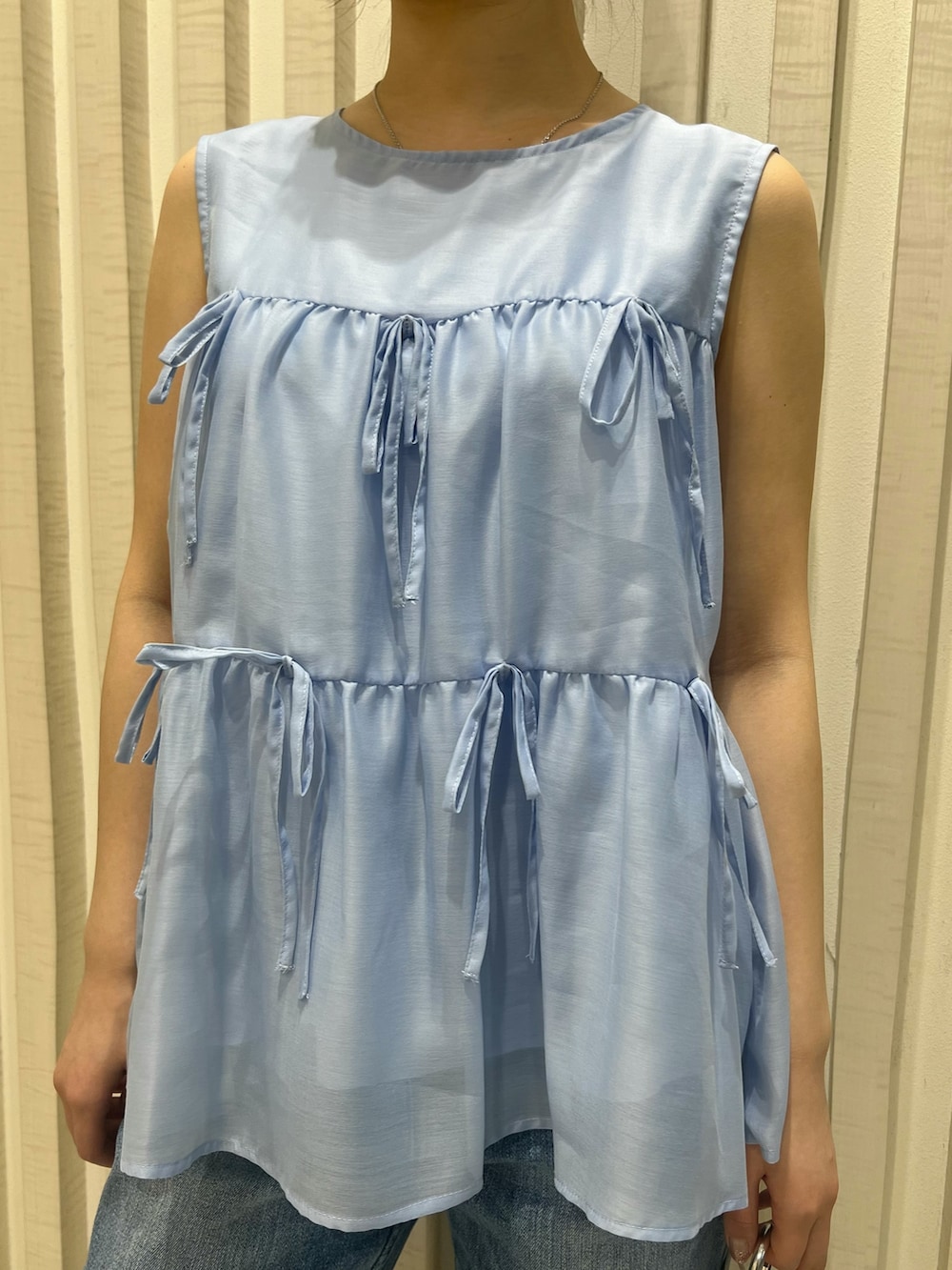 ブルー系のシャツ/ブラウス、ブルー系のデニムパンツ、ホワイト系のサンダルを着用したレディースの夏コーディネートの6枚目の写真