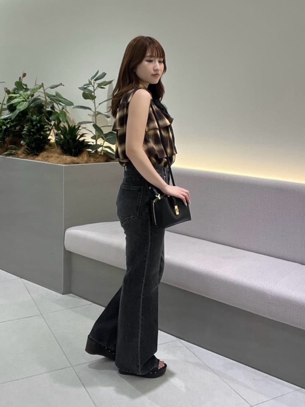 ブラック系のその他パンツ、ベージュ系のシャツ/ブラウス、ブラック系のショルダーバッグを着用したレディースの夏コーディネートの3枚目の写真