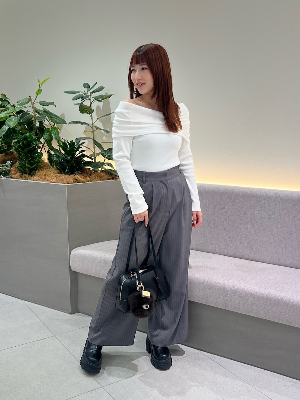 ホワイト系のニット/セーター、ブラック系のボストンバッグ、グレー系のその他パンツを着用したレディースの秋コーディネートの3枚目の写真
