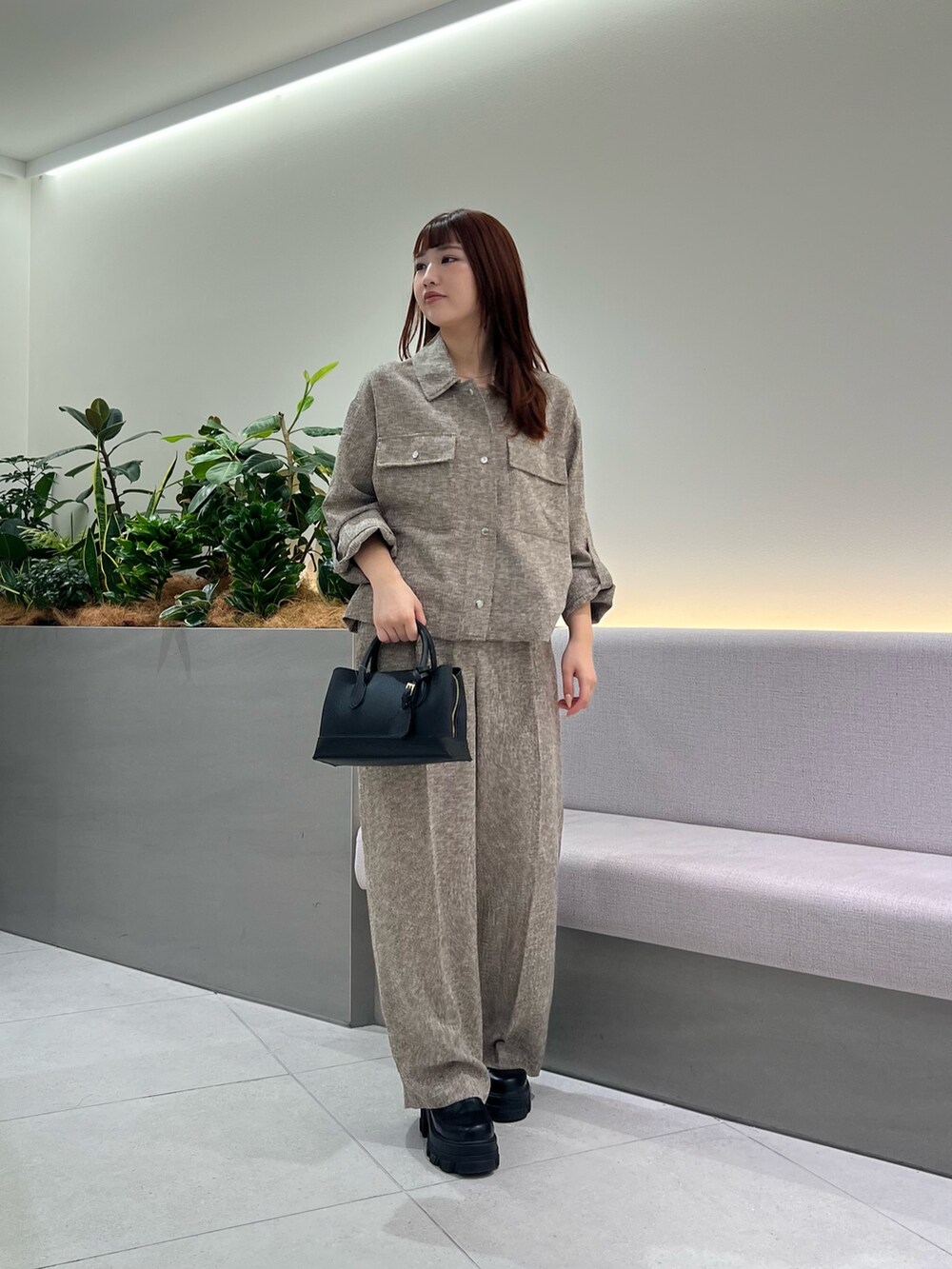 ブラウン系のシャツ/ブラウス、ブラウン系のその他パンツ、ブラック系のトートバッグを着用したレディースの秋コーディネートの4枚目の写真