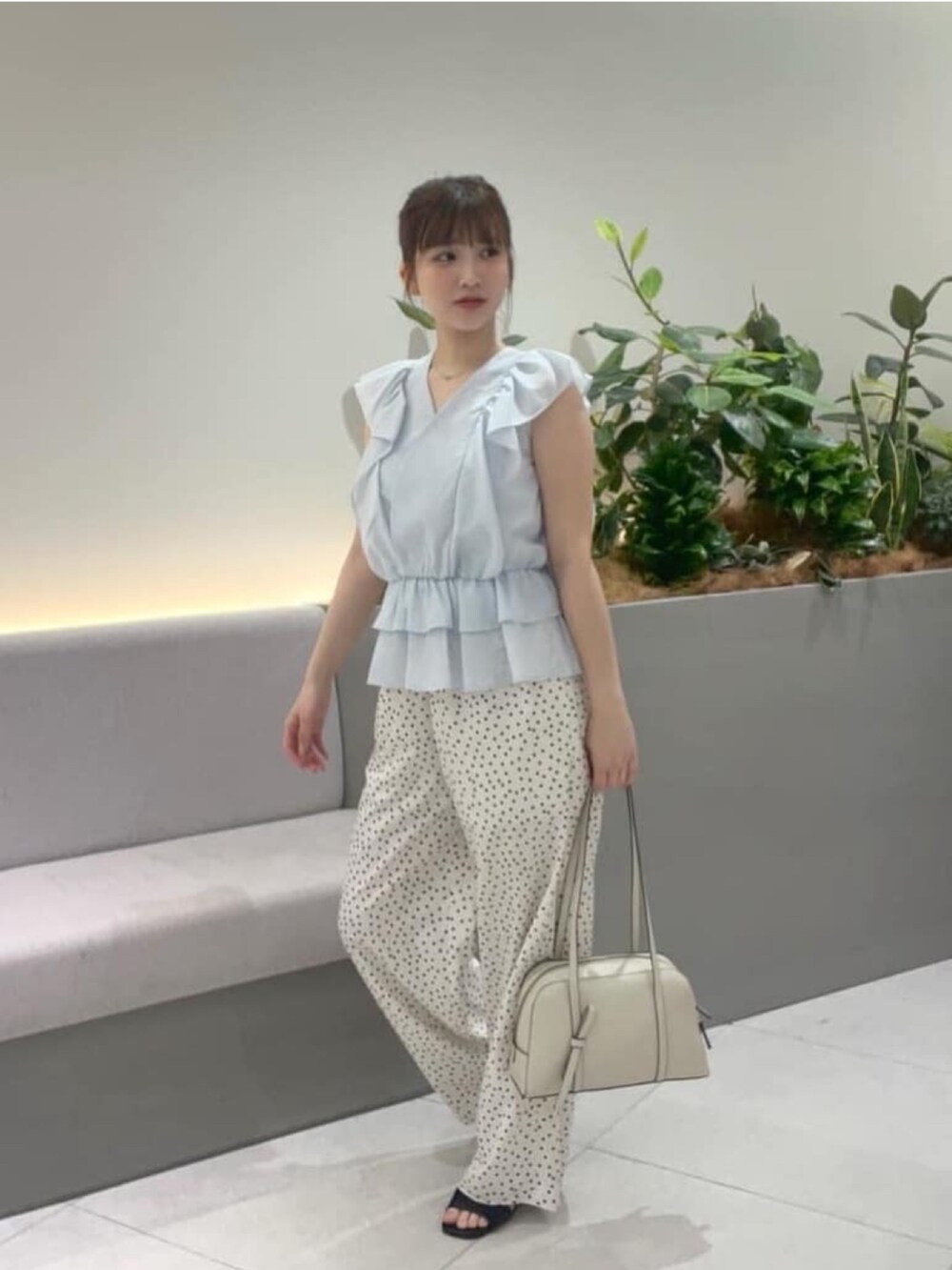 ブルー系のシャツ/ブラウス、ホワイト系のその他パンツ、ホワイト系のボストンバッグを着用したレディースの夏コーディネートの3枚目の写真