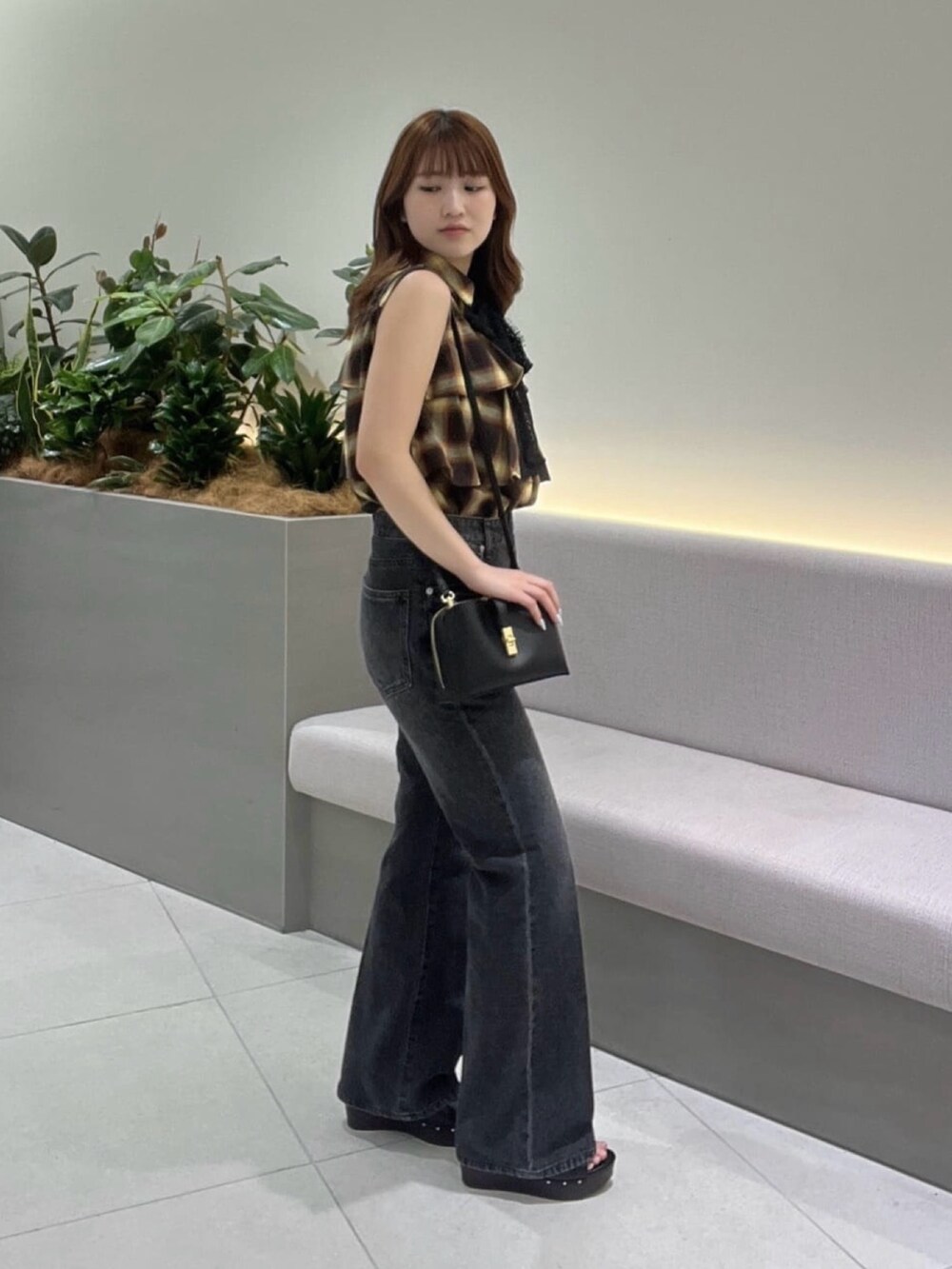 ブラック系のその他パンツ、ベージュ系のシャツ/ブラウス、ブラック系のショルダーバッグを着用したレディースの夏コーディネートの4枚目の写真