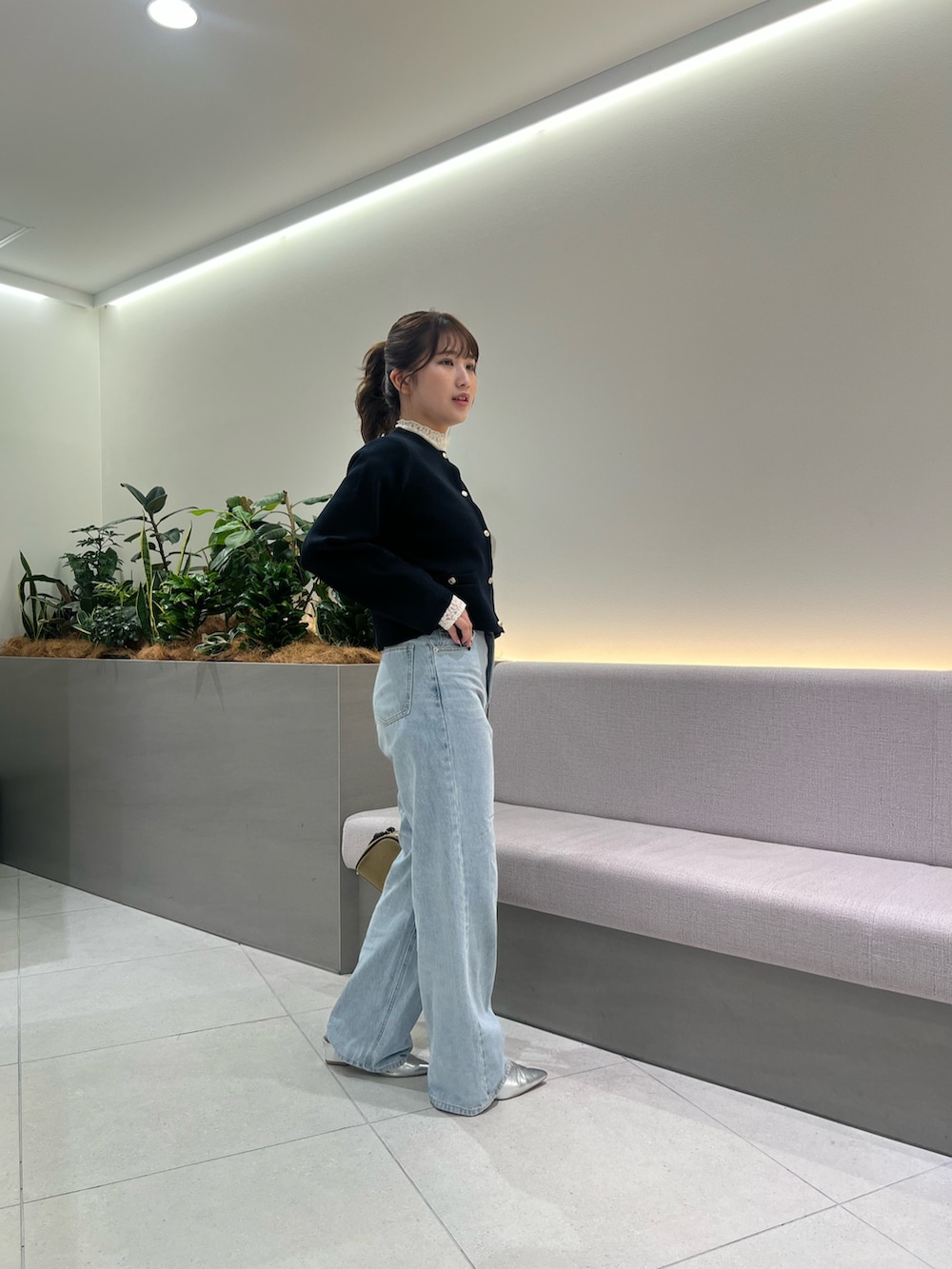 ブルー系のデニムパンツ、ブルー系のカーディガン/ボレロ、ホワイト系のTシャツ/カットソーを着用したレディースの夏コーディネートの3枚目の写真