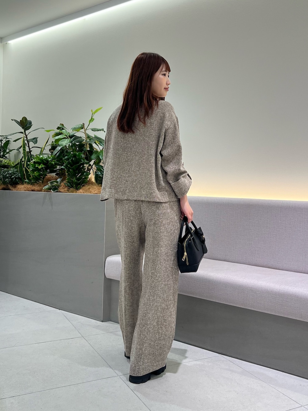 ブラウン系のシャツ/ブラウス、ブラウン系のその他パンツ、ブラック系のトートバッグを着用したレディースの秋コーディネートの7枚目の写真