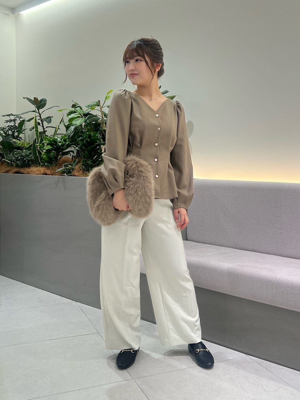 ブラウン系のシャツ/ブラウス、ホワイト系のその他パンツ、ブラック系のローファーを着用したレディースの秋コーディネートの2枚目の写真