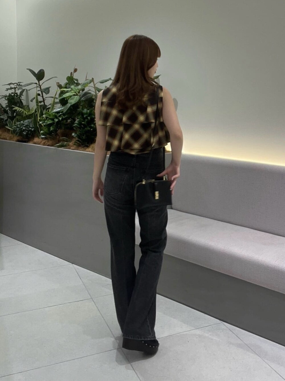 ブラック系のその他パンツ、ベージュ系のシャツ/ブラウス、ブラック系のショルダーバッグを着用したレディースの夏コーディネートの6枚目の写真