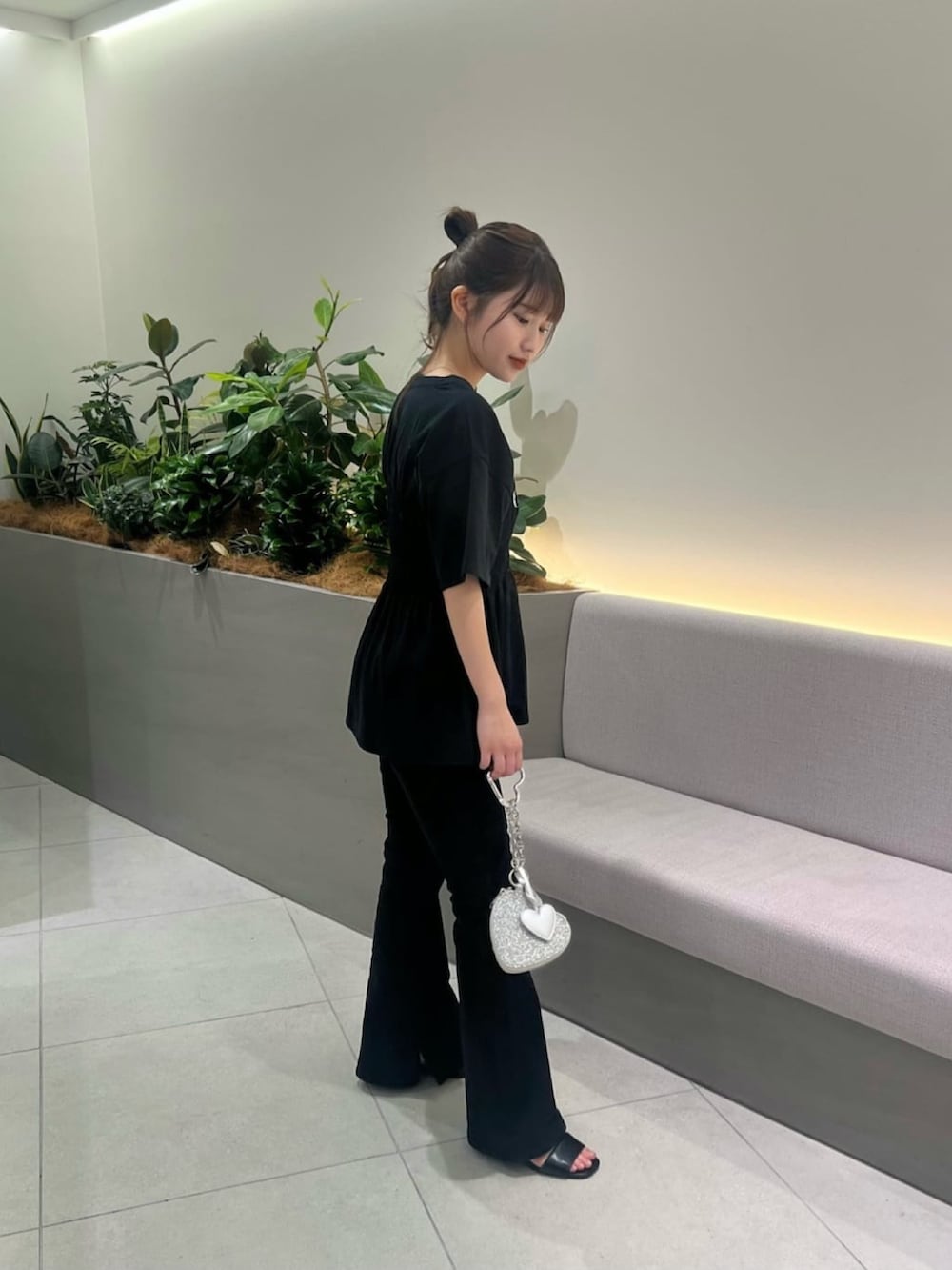 ブラック系のTシャツ/カットソー、ブラック系のデニムパンツ、ブラック系のサンダルを着用したレディースの夏コーディネートの2枚目の写真