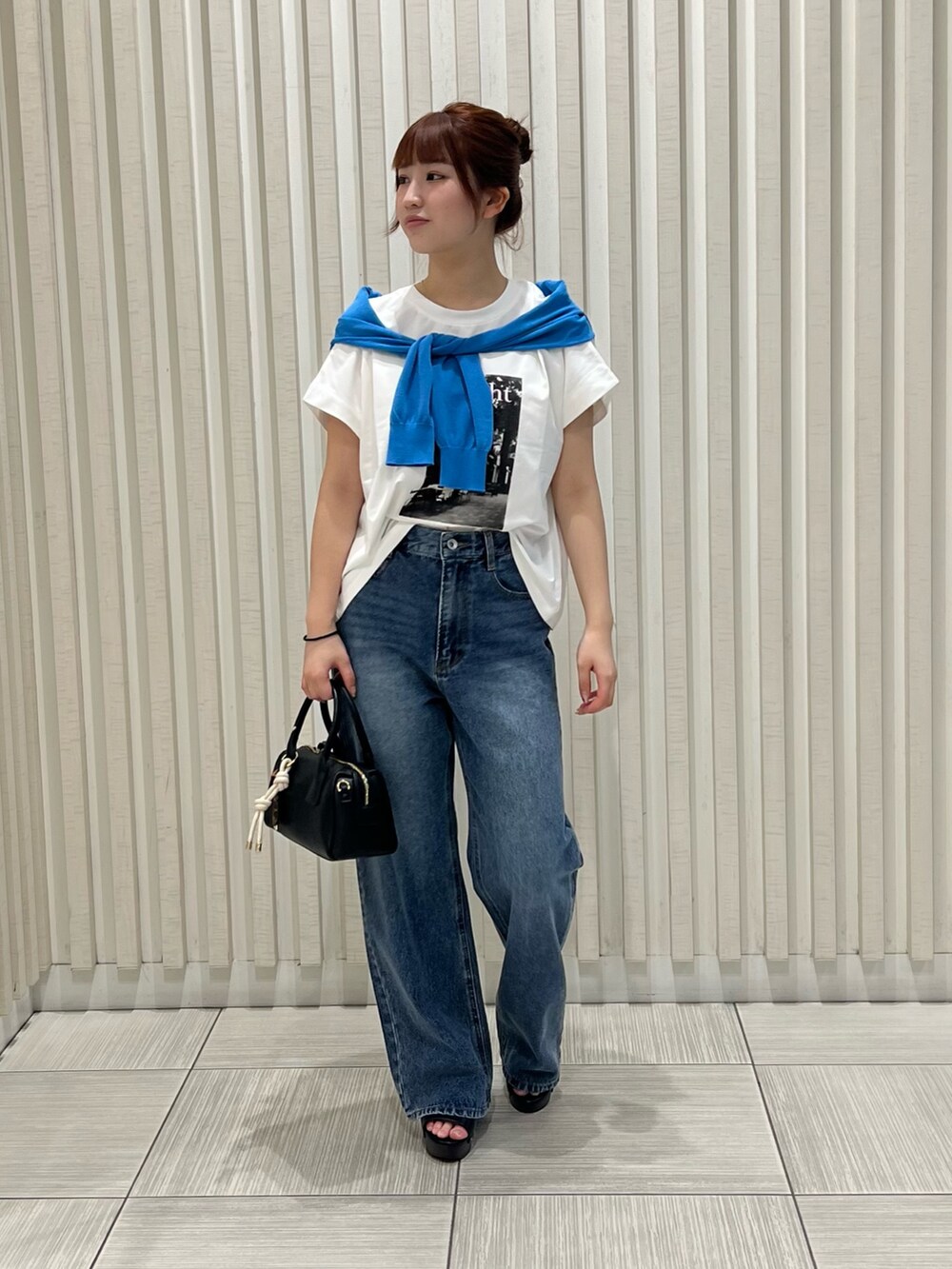 ブルー系のカーディガン/ボレロ、ホワイト系のTシャツ/カットソー、ブラック系のサンダルを着用したレディースの夏コーディネートの2枚目の写真
