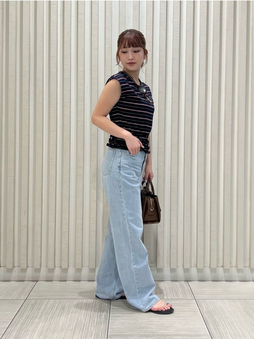 ブルー系のTシャツ/カットソー、ブラウン系のサンダル、ブラウン系のショルダーバッグを着用したレディースの夏コーディネートの3枚目の写真