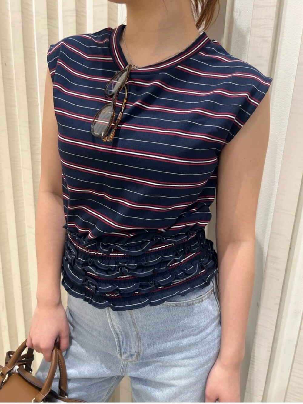 ブルー系のTシャツ/カットソー、ブラウン系のサンダル、ブラウン系のショルダーバッグを着用したレディースの夏コーディネートの6枚目の写真