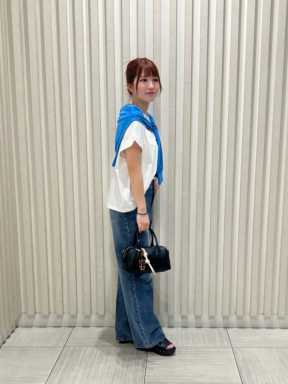 ブルー系のカーディガン/ボレロ、ホワイト系のTシャツ/カットソー、ブラック系のサンダルを着用したレディースの夏コーディネートの3枚目の写真