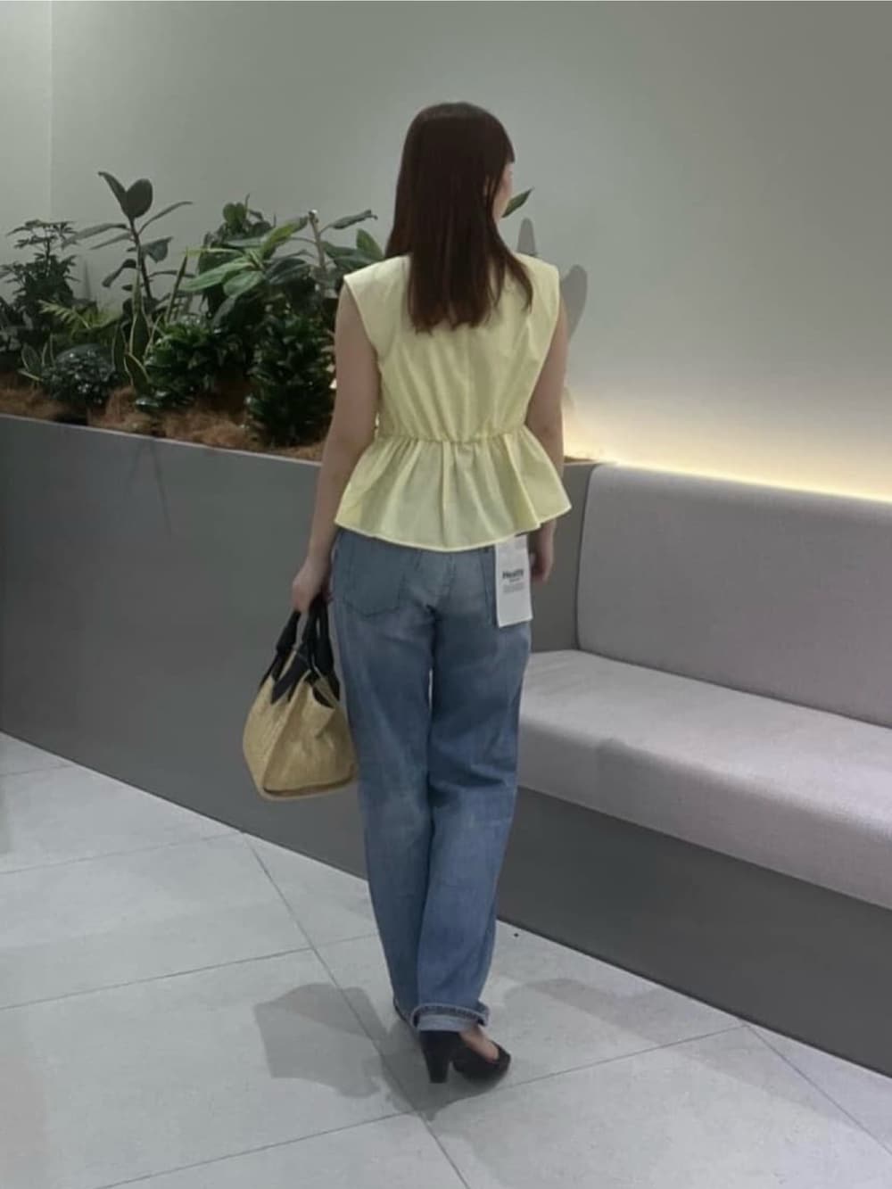 イエロー系のシャツ/ブラウス、ブルー系のデニムパンツ、ブラック系のサンダルを着用したレディースの夏コーディネートの4枚目の写真
