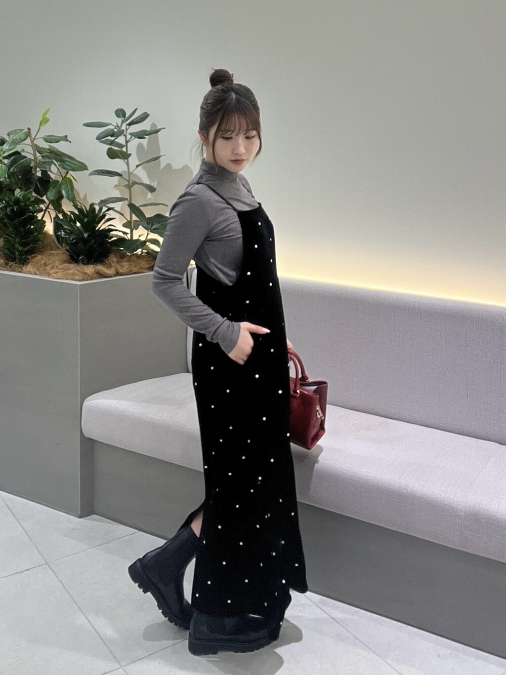 ブラック系のワンピース、レッド系のショルダーバッグ、グレー系のTシャツ/カットソーを着用したレディースの秋コーディネートの5枚目の写真