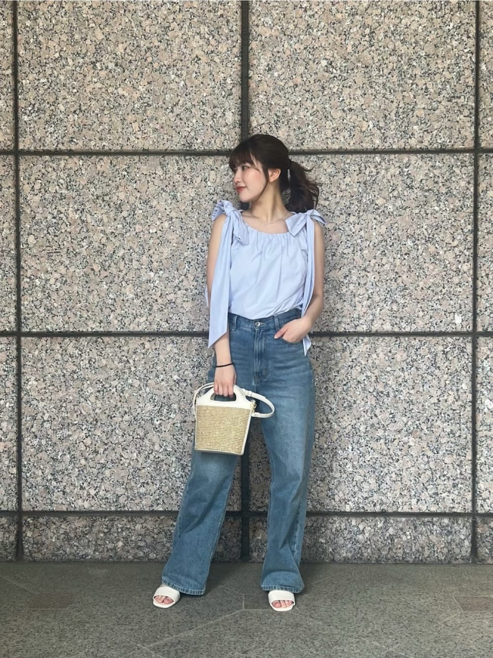 ブルー系のシャツ/ブラウス、ブルー系のデニムパンツ、ホワイト系のサンダルを着用したレディースの夏コーディネートの2枚目の写真
