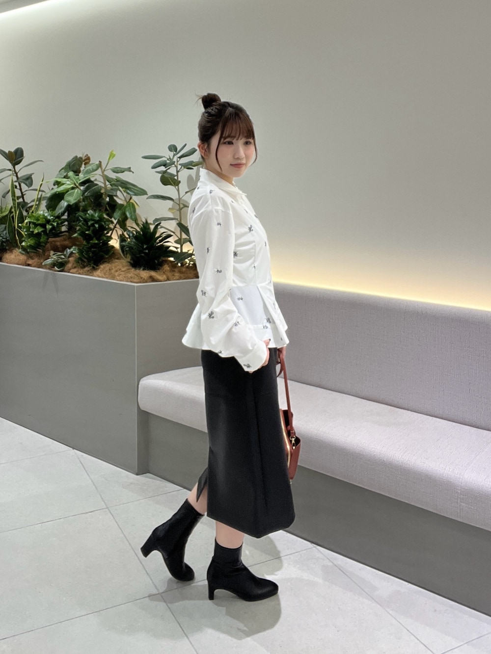 ホワイト系のシャツ/ブラウス、ブラック系のスカート、レッド系のショルダーバッグを着用したレディースの秋コーディネートの6枚目の写真