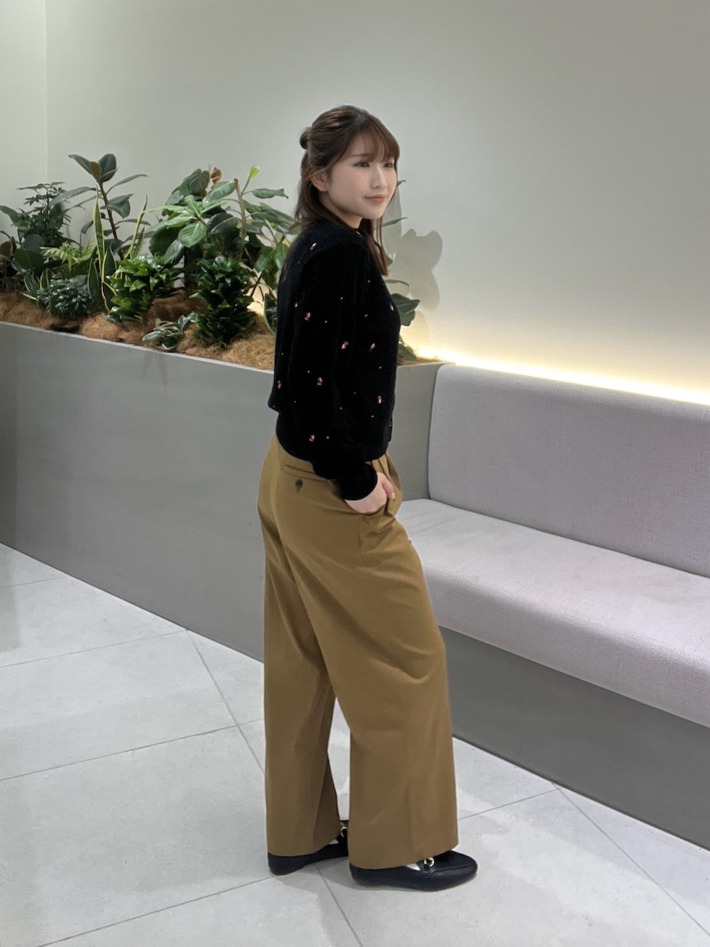 ブラック系のカーディガン/ボレロ、イエロー系のその他パンツ、レッド系のショルダーバッグを着用したレディースの秋コーディネートの5枚目の写真