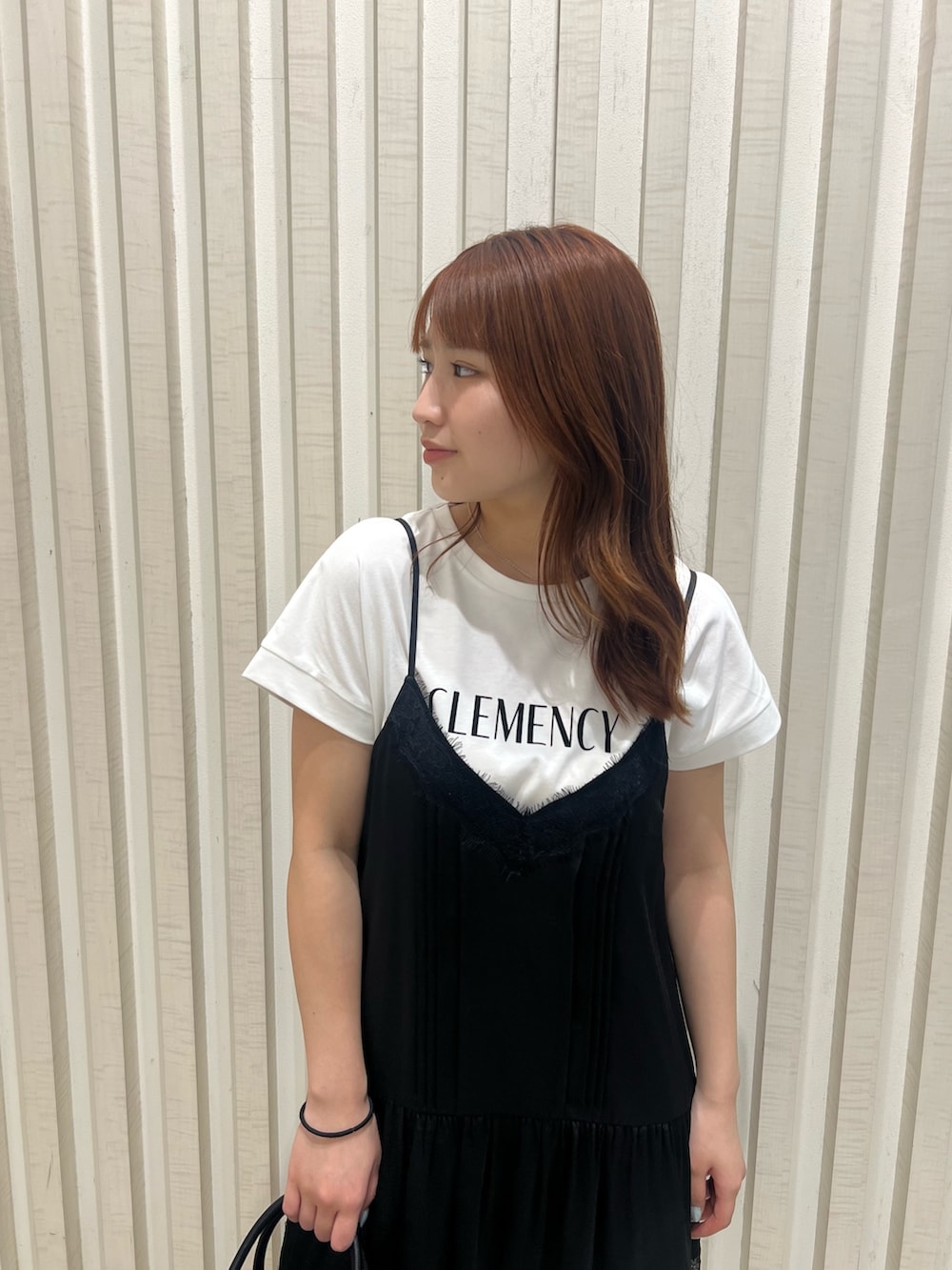 ブラック系のキャミソール、ホワイト系のTシャツ/カットソー、ホワイト系のその他パンツを着用したレディースの夏コーディネートの5枚目の写真