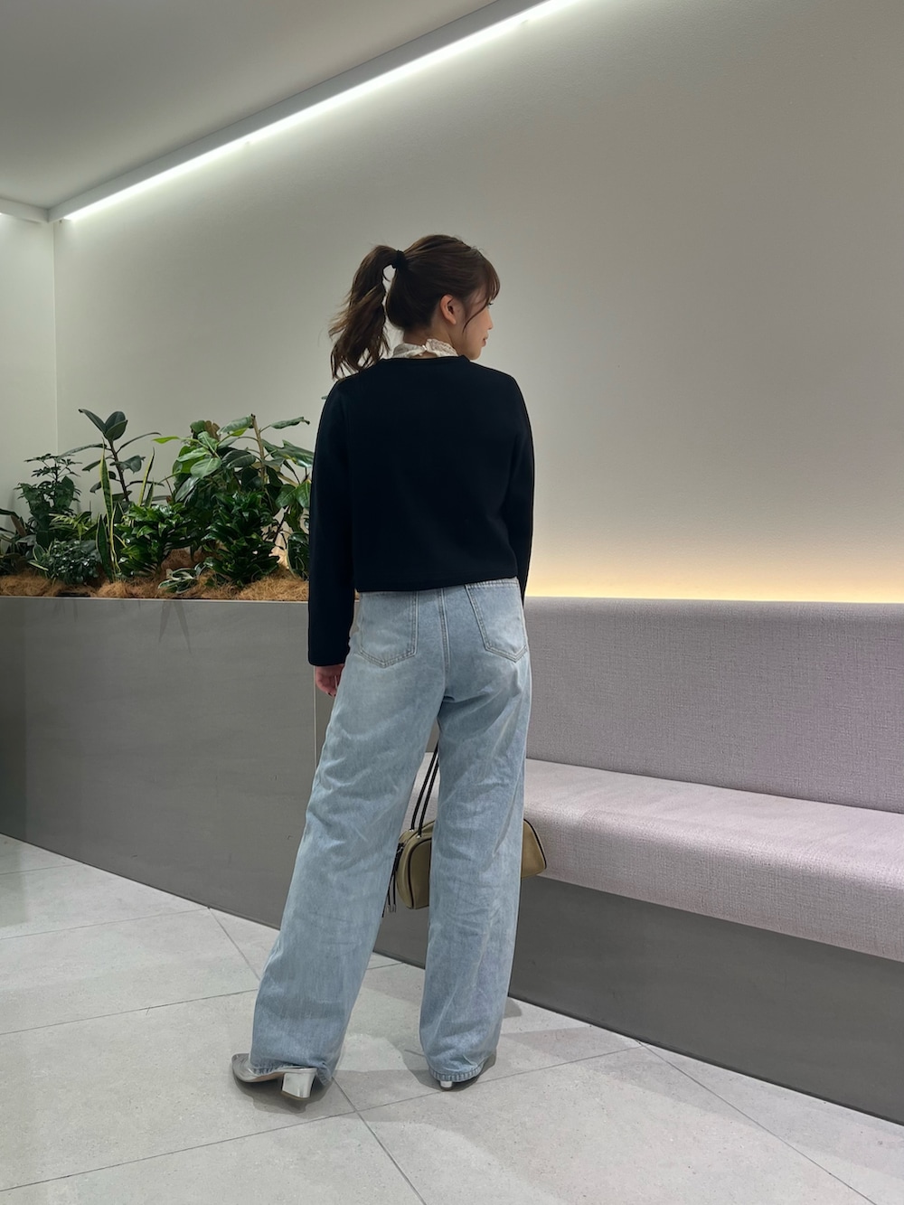ブルー系のデニムパンツ、ブルー系のカーディガン/ボレロ、ホワイト系のTシャツ/カットソーを着用したレディースの夏コーディネートの5枚目の写真