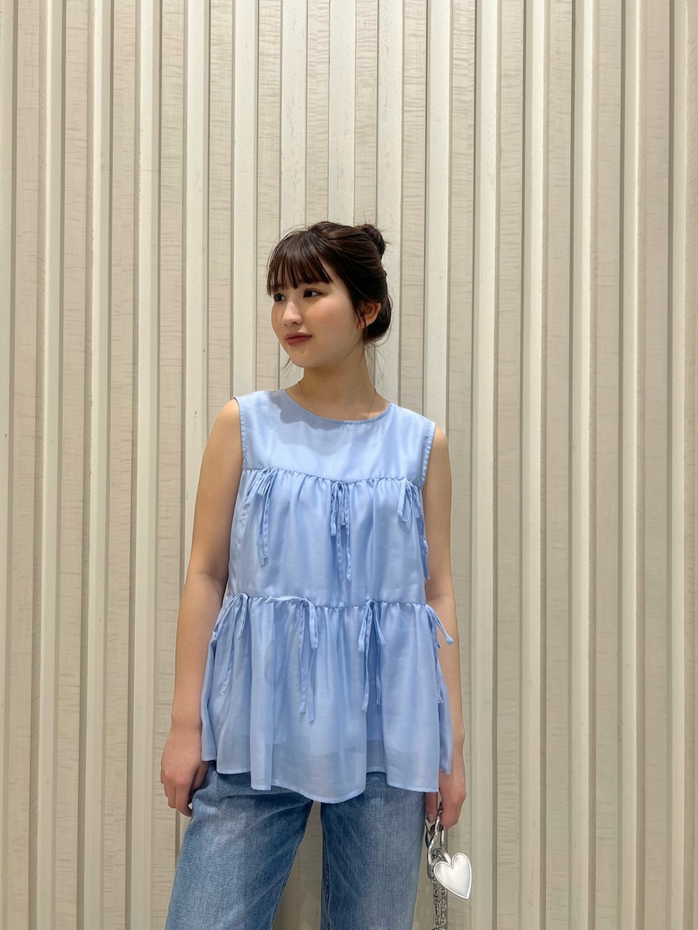 ブルー系のシャツ/ブラウス、ブルー系のデニムパンツ、ホワイト系のサンダルを着用したレディースの夏コーディネートの5枚目の写真