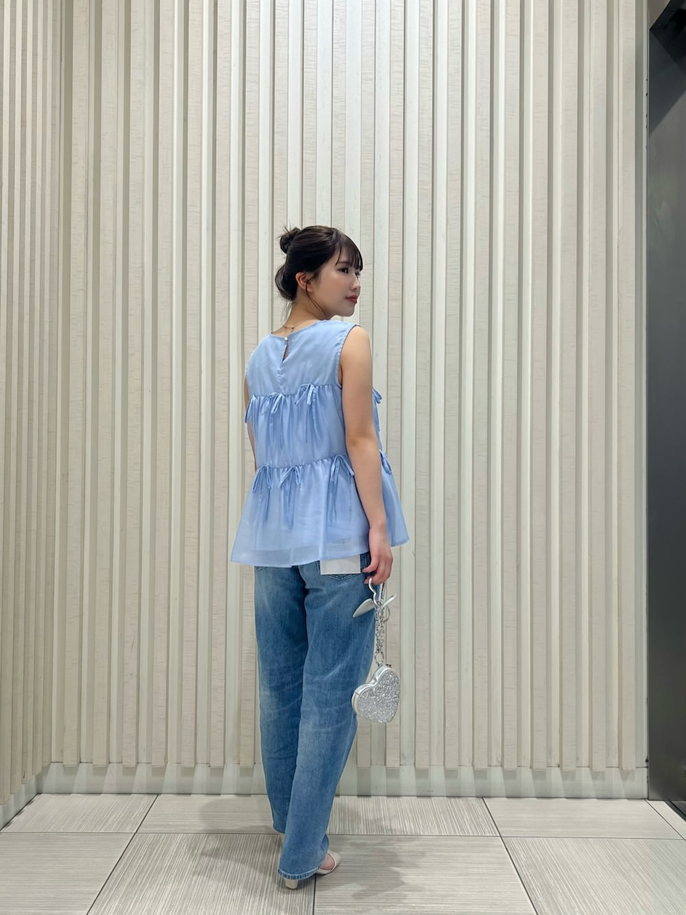 ブルー系のシャツ/ブラウス、ブルー系のデニムパンツ、ホワイト系のサンダルを着用したレディースの夏コーディネートの4枚目の写真