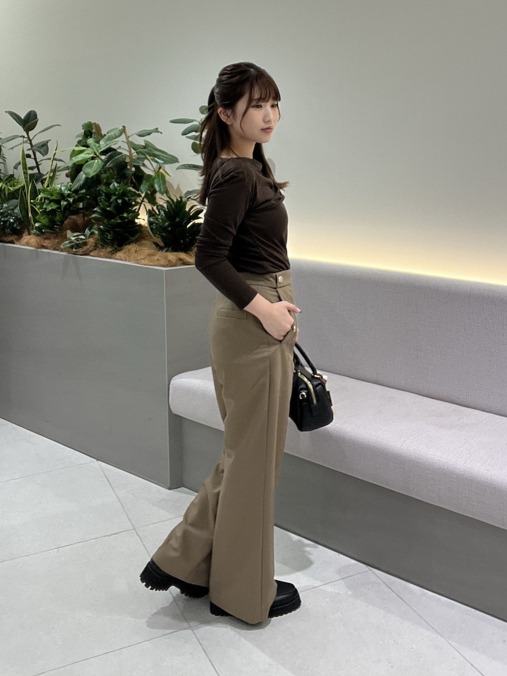 ブラウン系のTシャツ/カットソー、イエロー系のその他パンツ、ブラック系のローファーを着用したレディースの秋コーディネートの4枚目の写真