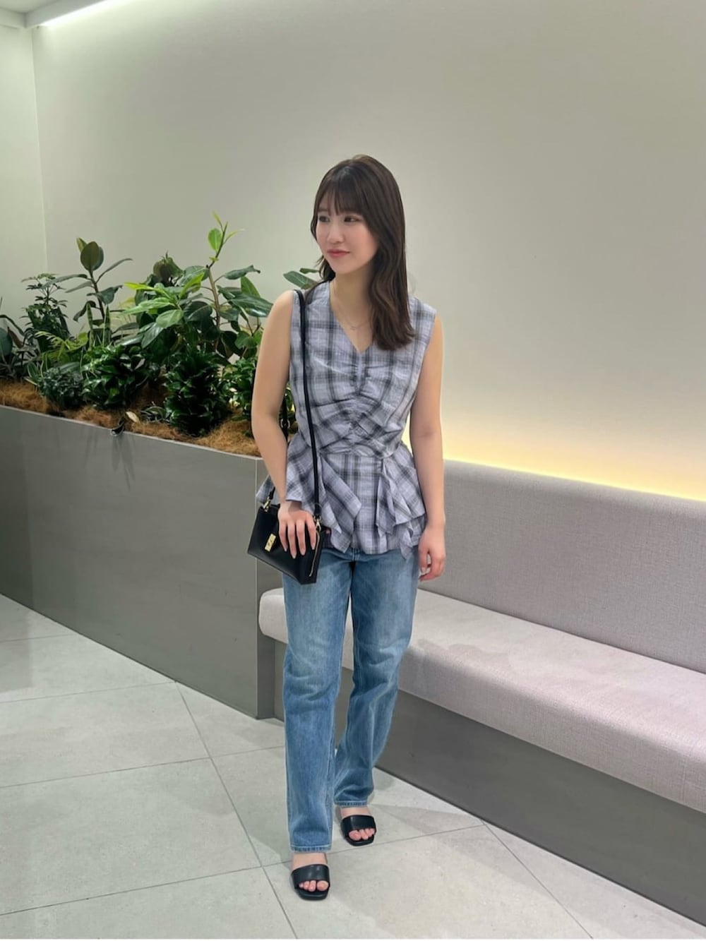 パープル系のシャツ/ブラウス、ブルー系のデニムパンツ、ブラック系のサンダルを着用したレディースの夏コーディネートの2枚目の写真