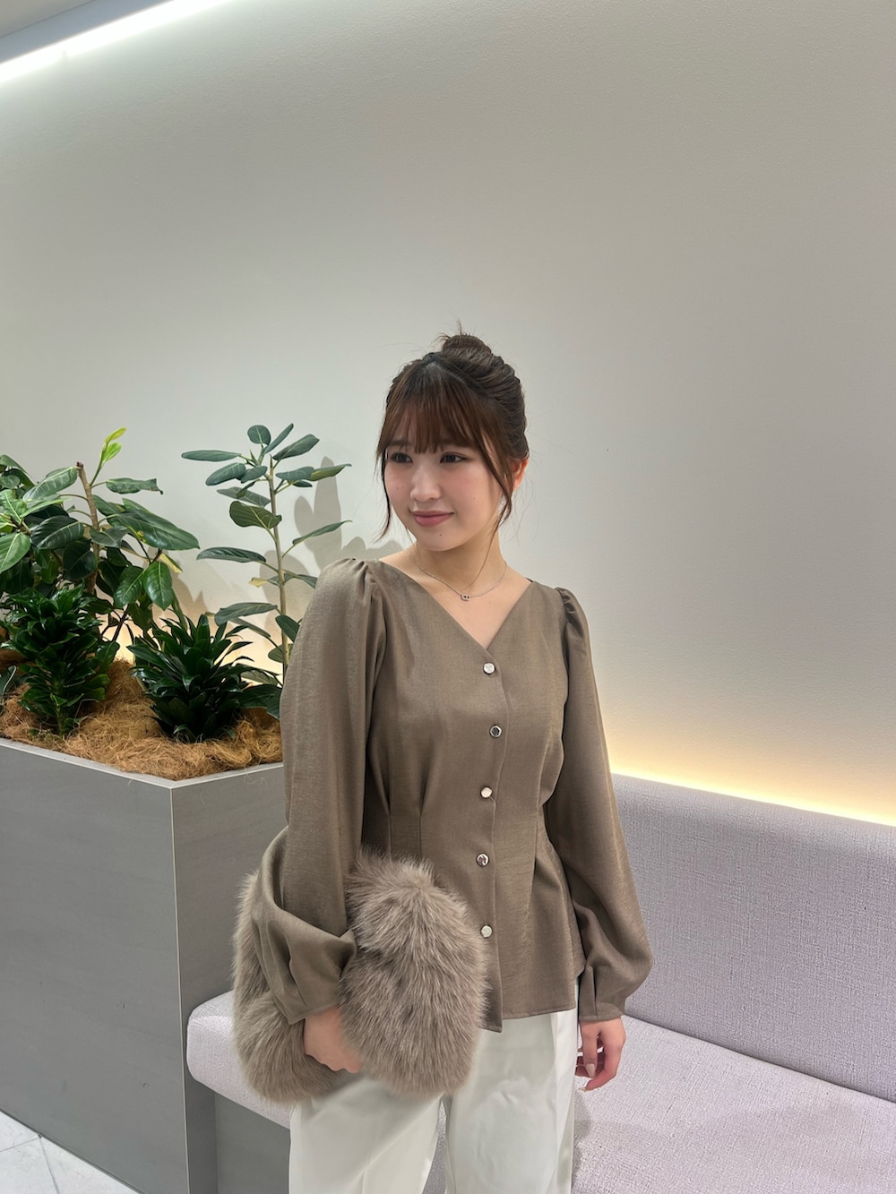 ブラウン系のシャツ/ブラウス、ホワイト系のその他パンツ、ブラック系のローファーを着用したレディースの秋コーディネートの7枚目の写真