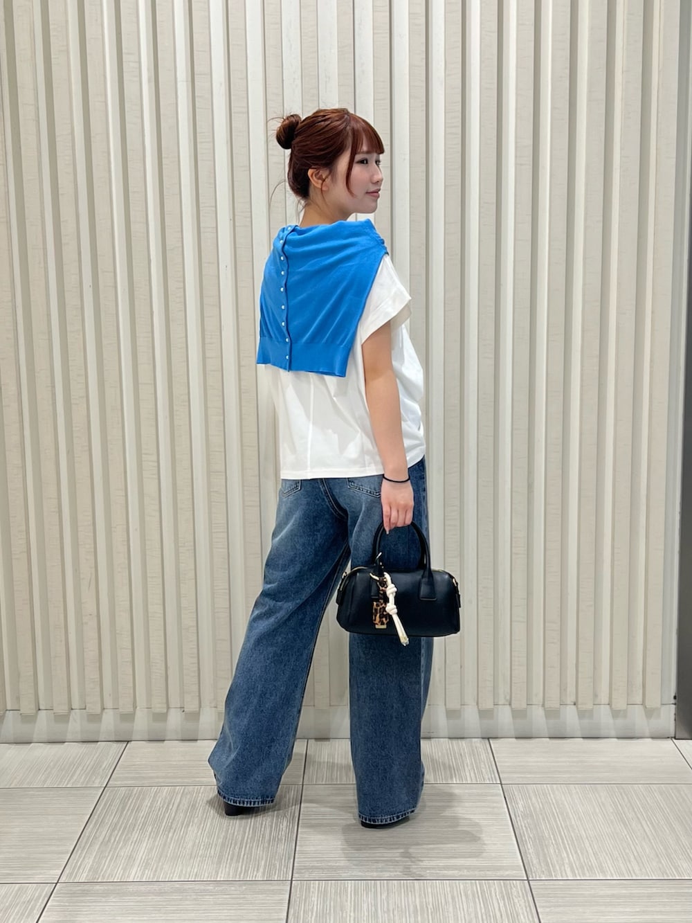 ブルー系のカーディガン/ボレロ、ホワイト系のTシャツ/カットソー、ブラック系のサンダルを着用したレディースの夏コーディネートの4枚目の写真