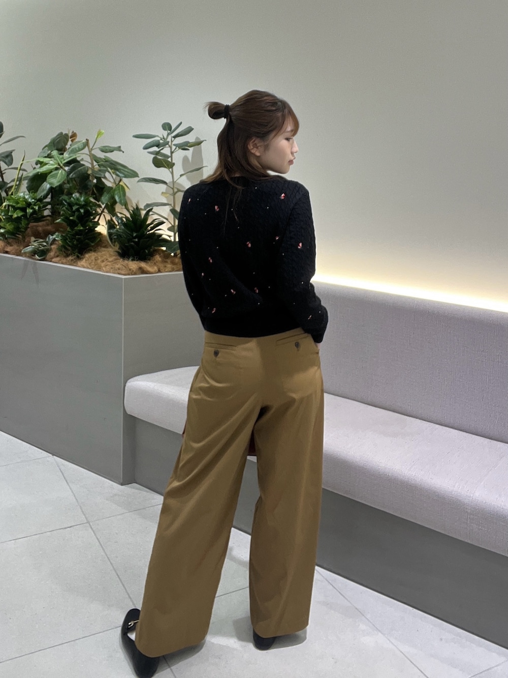 ブラック系のカーディガン/ボレロ、イエロー系のその他パンツ、レッド系のショルダーバッグを着用したレディースの秋コーディネートの7枚目の写真