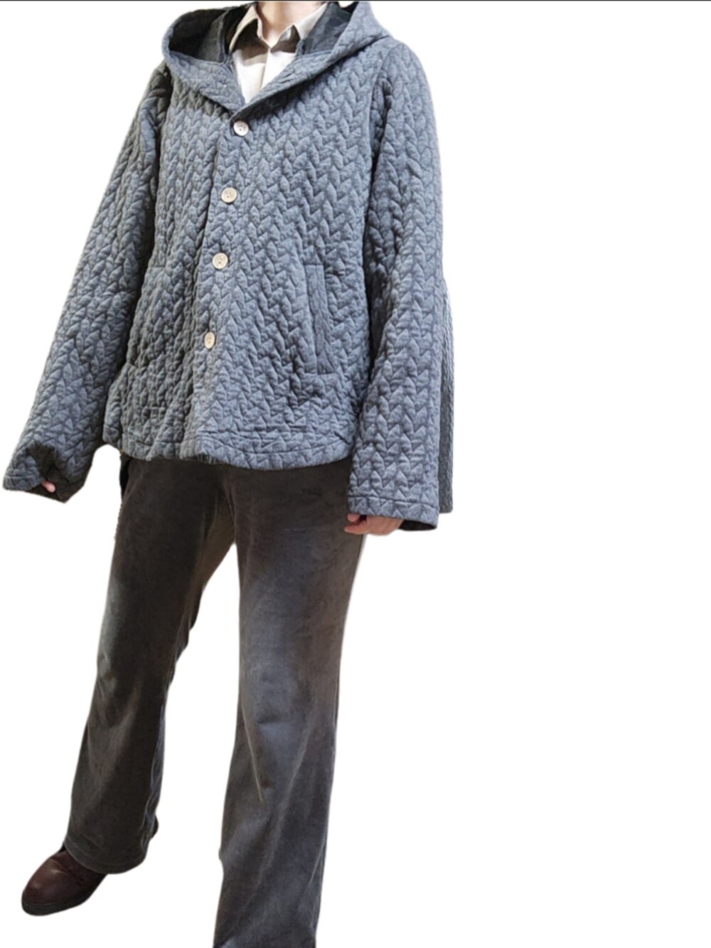 グレー系のスウェットパンツを着用したレディースの秋コーディネートの3枚目の写真