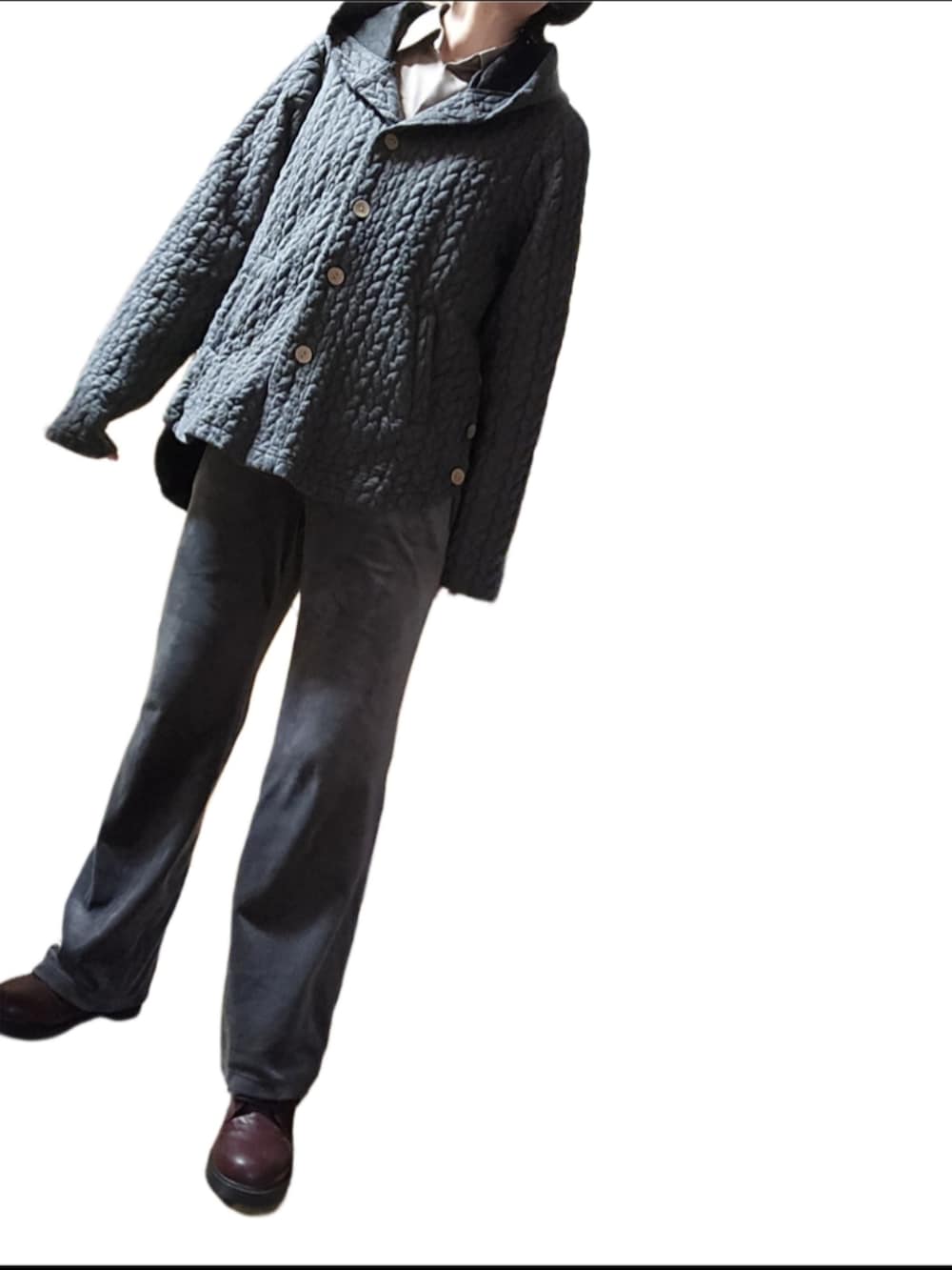 グレー系のスウェットパンツを着用したレディースの秋コーディネートの2枚目の写真