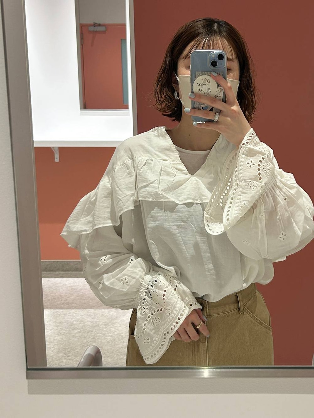 ホワイト系のその他パンツ、ホワイト系のシャツ/ブラウスを着用したレディースの春コーディネートの2枚目の写真